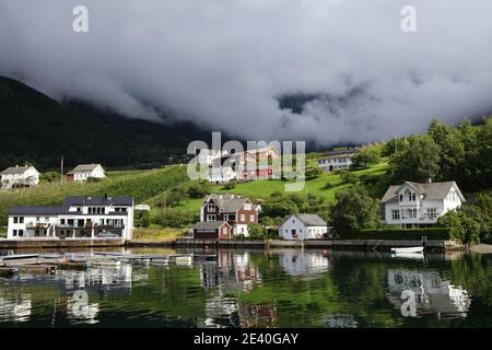 Ullensvang città in Norvegia. Città di Hardanger Fiord (Hardangerfjord). Foto Stock