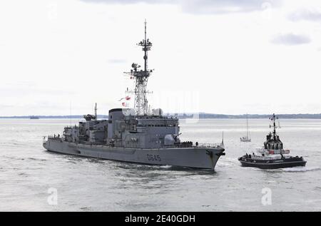 Il RIMORCHIATORE guida la fregata francese anti-sottomarino FS LA MOTTE-PICQUET verso la base navale di Portsmouth, dove sta facendo un visita di routine del porto Foto Stock