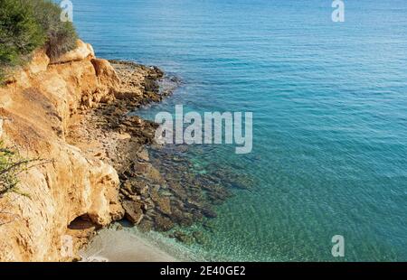 Spiaggia di Sarantari con vividi colori blu dell'acqua e sabbia gialla Isola di Creta Foto Stock