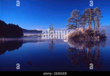 Loch Mallachie riflessioni 2 Foto Stock