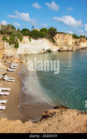 Spiaggia di Saradari con vividi colori blu dell'acqua e sabbia gialla Isola di Creta Foto Stock