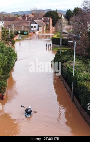 Hereford, Herefordshire, Regno Unito. 21 gennaio 2021. Le inondazioni hanno colpito parti di Hereford oggi dopo la tempesta Christoph ha portato forti piogge nella regione. Il fiume Wye ha fatto scoppiare le sue rive inondando completamente Home Lacy Road con solo un kayak in grado di negoziare la strada che ha trasformato il fiume. Fig. Per credito: Interrompi stampa Media/Alamy Live News Foto Stock