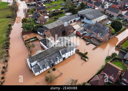 Hereford, Herefordshire, Regno Unito. 21 gennaio 2021. Le inondazioni hanno colpito parti di Hereford oggi dopo la tempesta Christoph ha portato forti piogge nella regione. Il fiume Wye ha fatto scoppiare le sue rive inondando completamente Home Lacy Road con solo un kayak in grado di negoziare la strada che ha trasformato il fiume. Fig. Per credito: Interrompi stampa Media/Alamy Live News Foto Stock