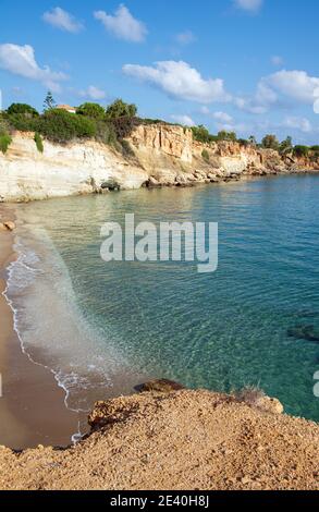 Spiaggia di Saradari con vividi colori blu dell'acqua e sabbia gialla Isola di Creta Foto Stock