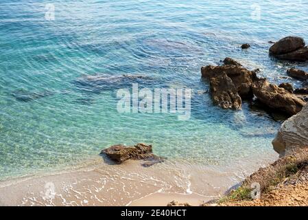 Spiaggia di Saradari con vividi colori blu dell'acqua e sabbia gialla Isola di Creta Foto Stock