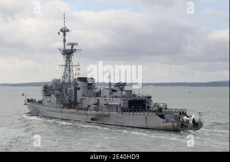 Il francese F70 tipo anti-sottomarino fregata FS LA MOTTE-PICQUET partenza porto dopo una breve visita alla base navale Foto Stock