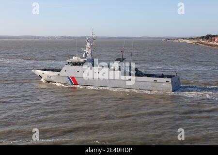 La nave di pattuglia della Marina francese FS CORMORAN lascia il porto. La nave Flamant Class di Cherbourg aveva fatto una breve visita alla base navale Foto Stock