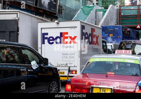 Il camion di consegna FedEx Express americano visto bloccato nel traffico a Hong Kong. Foto Stock