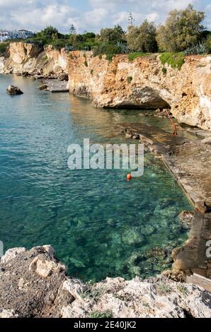 Spiaggia di Saradari con vividi colori blu dell'acqua e sabbia gialla Isola di Creta Foto Stock