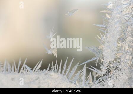 Frost sul vetro del finestrino invernale in climi freddi. Texture create da Nature Foto Stock