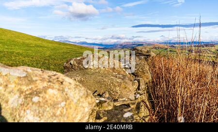 Vista di campagna vista lungo muro di pietra Foto Stock