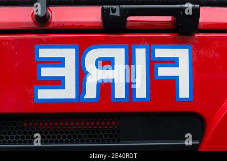 La parola fuoco in retromarcia sulla parte anteriore di a. motore antincendio Foto Stock