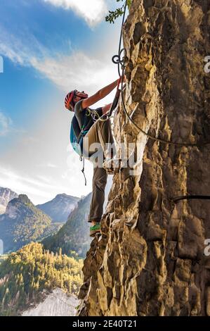 Via ferrata a Mont-Sixt-Fer-a-Cheval (Alpi francesi). Giovane donna sulla via ferrata, un mix tra trekking e alpinismo aiutato da corde corte, c Foto Stock