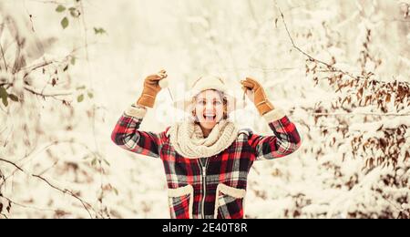 Ragazza allegra all'aria aperta. Donna allegra ed energica. Vacanza sci in inverno. Bella donna in abiti caldi. Godersi la natura wintertime. Ritratto di donna eccitata in inverno. Foto Stock