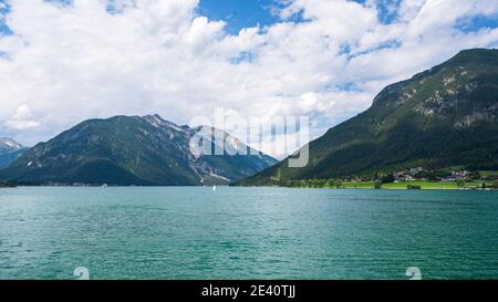 Affascinante scatto di un lago Achensee in Austria circondato da montagne Foto Stock