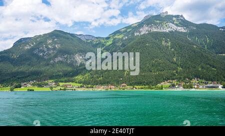 Affascinante scatto di un lago Achensee in Austria circondato da montagne Foto Stock