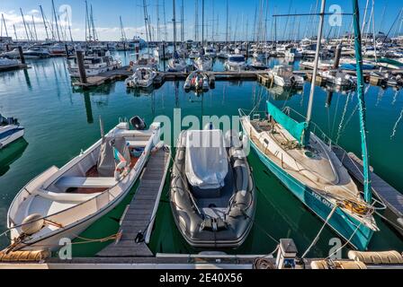 Barche al porto turistico, a Cascais, nel distretto di Lisbona, nella regione di Lisboa, Portogallo Foto Stock