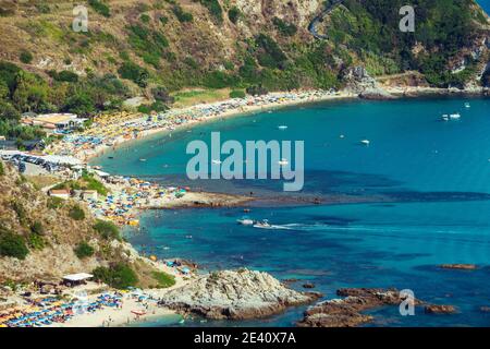 La famosa spiaggia di Capo Vaticano, Calabria, Italia. Paesaggio della Calabria. Fantastico mare blu cobalto. Foto Stock