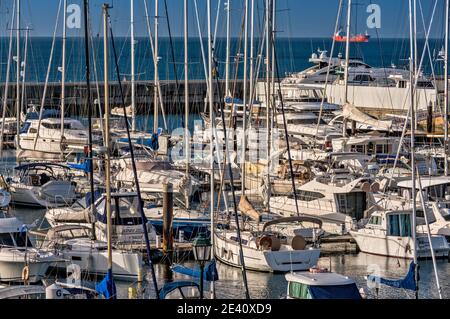 Barche al porto turistico, a Cascais, nel distretto di Lisbona, nella regione di Lisboa, Portogallo Foto Stock