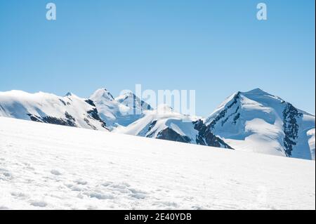 Spettacolare cresta di montagna vista dal plateu glaciale. Foto Stock
