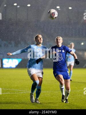 Il Bronzo Lucy di Manchester City (a sinistra) e l'Inghilterra Bethany di Chelsea combattono per la palla durante la quarta partita finale della fa Continental Tires League Cup all'Academy Stadium di Manchester. Data immagine: Mercoledì 20 gennaio 2021. Foto Stock