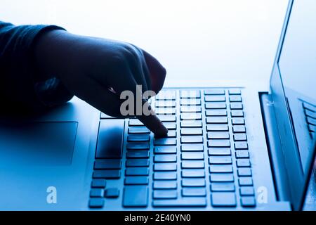 File foto datata 04/03/17 di una mano di un bambino che preme un tasto di una tastiera di un computer portatile. È stata avviata un'indagine in relazione al fatto che alcuni computer portatili distribuiti a bambini vulnerabili per la casa sono infettati da malware. Data di emissione: Giovedì 21 gennaio 2021. Foto Stock