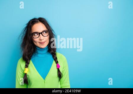 Foto di sognante giovane donna intelligente creativa aspetto vuoto immagina l'idea dello spazio isolato su sfondo blu Foto Stock