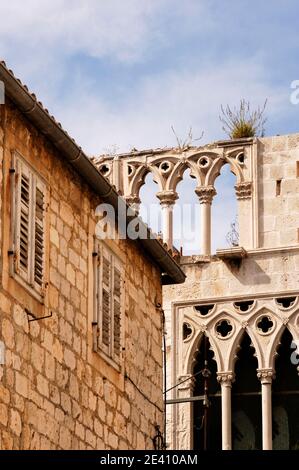 Rovine gotiche di Hector Vichuar palace Hvar Croazia Foto Stock