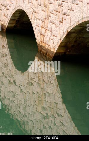 Ponte di pietra sull'acqua, Trogir, Costa dalmata, Croazia, Foto Stock