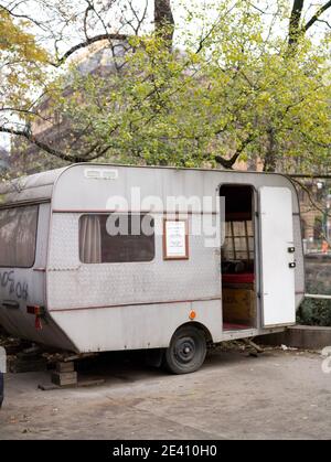 Caravan usato come un ufficio, ingresso al Palazzo Zofin, Praga, Repubblica Ceca Foto Stock