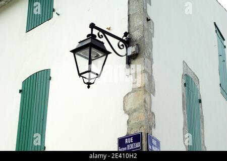 Lampione e finestre con persiane, Il de Re, Francia Foto Stock