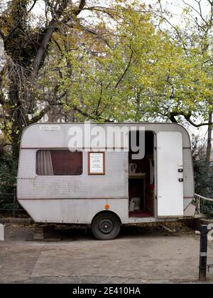 Caravan usato come un ufficio, ingresso al Palazzo Zofin, Praga, Repubblica Ceca Foto Stock