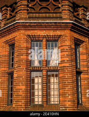 Finestre sulla Daneshill Brickworks, progettato e costruito da Sir Edwin Lutyens, 1905. Basingstoke, hampshire, Inghilterra Foto Stock