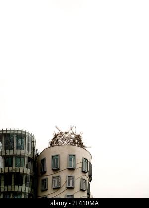 Particolare della cima della Dancing House, dell'architetto Frank Gehry, 1996, Praga, Repubblica Ceca, Foto Stock