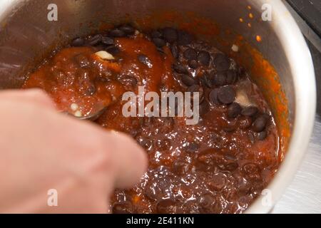 Fare ganache sulla base di peperoni al forno purè. Primo piano. Foto Stock