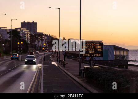 COVID 19, segnale di avvertimento Coronavirus sull'avvicinamento a Southend sul lungomare di mattina presto. Traffico diretto in città. Esplanade occidentale Foto Stock