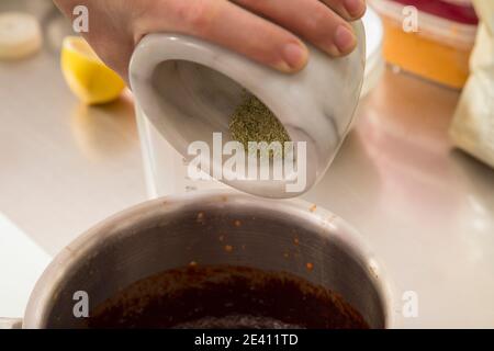 Fare ganache sulla base di peperoni al forno purè. Primo piano. Foto Stock