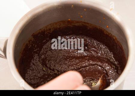 Fare ganache sulla base di peperoni al forno purè. Primo piano. Foto Stock