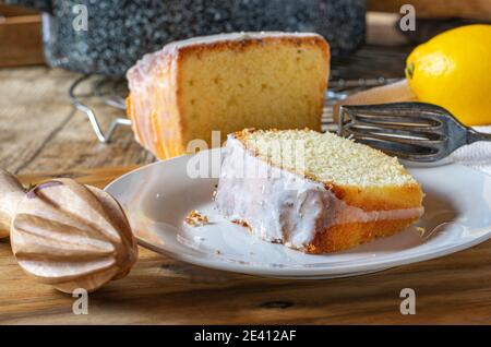 Un pezzo di torta di libbra di limone su un piatto Foto Stock
