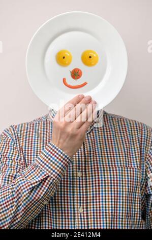 Concettuale uomo felice faccia da uova e verdure Foto Stock