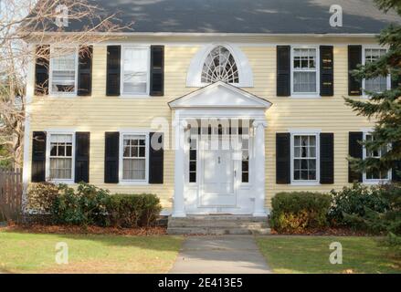 Fine 18 ° / inizio 19 ° c. Casa, verniciato giallo finestra elaborata sopra portico, pavimentazione che conduce a gradini, essex connecticut, stati uniti d'america Foto Stock