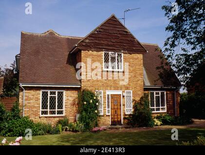 Mattoni casa di interwar con tegola, grande spazio cortile anteriore, chelmsford, essex Foto Stock