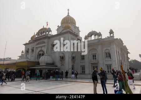 NEW DELHI, INDIA - GENNAIO 2021 : Gurdwara Bangla Sahib è il più importante gurdwara sikh. Una delle attrazioni principali di Nuova Delhi. Foto Stock