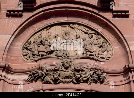 Abendmahlrelief über dem HauptPortal Foto Stock