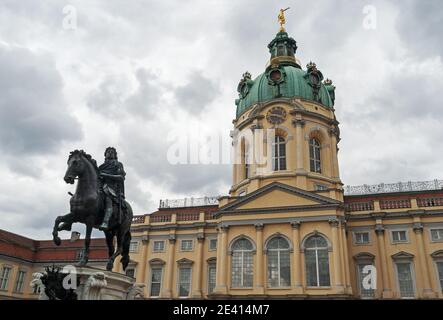 Castello di Charlottenburg e statua equestre di Friedrich Wilhelm i, Charlottenburg, Berlino, Germania Foto Stock