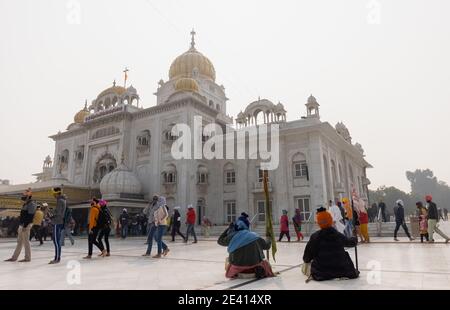 NEW DELHI, INDIA - GENNAIO 2021 : Gurdwara Bangla Sahib è il più importante gurdwara sikh. Una delle attrazioni principali di Nuova Delhi. Foto Stock