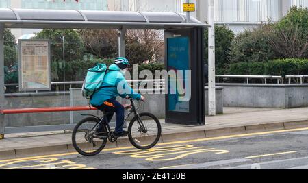 Deliveroo servizio di consegna cibo ciclista nelle strade di Brighton UK Foto Stock