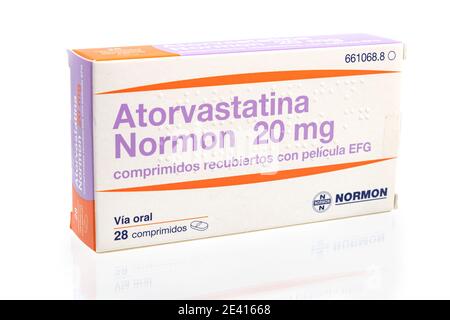 Huelva, Spagna - 21 gennaio 2021: Scatola spagnola del marchio Atorvastatin NORMON. È un farmaco di statina usato per prevenire le malattie cardiovascolari in quelle Foto Stock