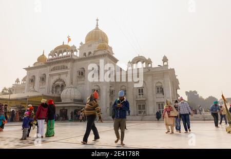 NEW DELHI, INDIA - GENNAIO 2021 : Gurdwara Bangla Sahib è il più importante gurdwara sikh. Una delle attrazioni principali di Nuova Delhi. Foto Stock