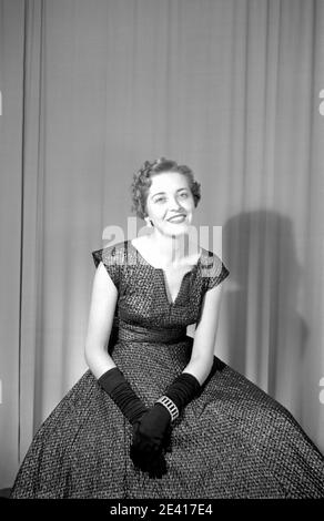 L'annunciatrice televisiva e radiofonica scozzese Mary Malcolm, nipote di Lillie Langtry, si pone alla fine degli anni '40 o all'inizio degli anni '50. Mary ha iniziato la sua carriera nella BBC durante la seconda guerra mondiale come annunciatrice del BBC Home Service e si è trasferita alla televisione in diretta nel 1948. Foto Stock